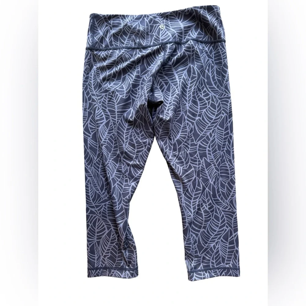 Lululemon Women's Size 8 Purple Leaf Print Cropped Low‎ Rise Athletic Leggings